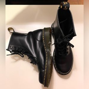 BLACK DR. MARTENS!